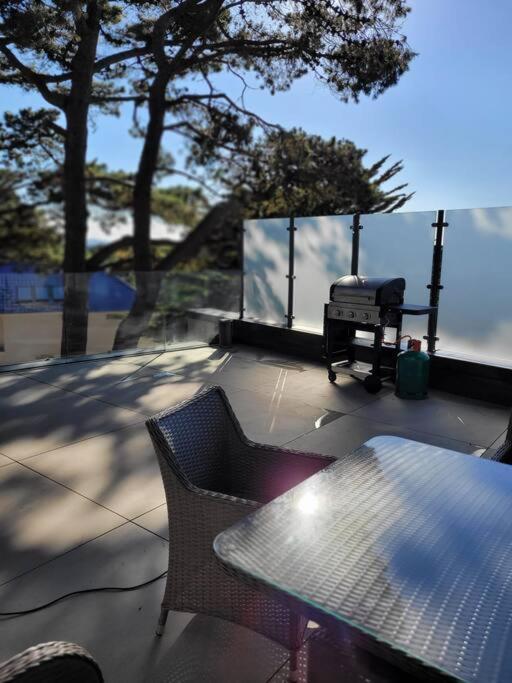 Canford Cliffs Luxury 3 Bed Flat With Large Terrace, Sea Views And Hot Tub 아파트 외부 사진